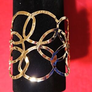 NWOT Gold Interlocking Circle Pattern Bracelet